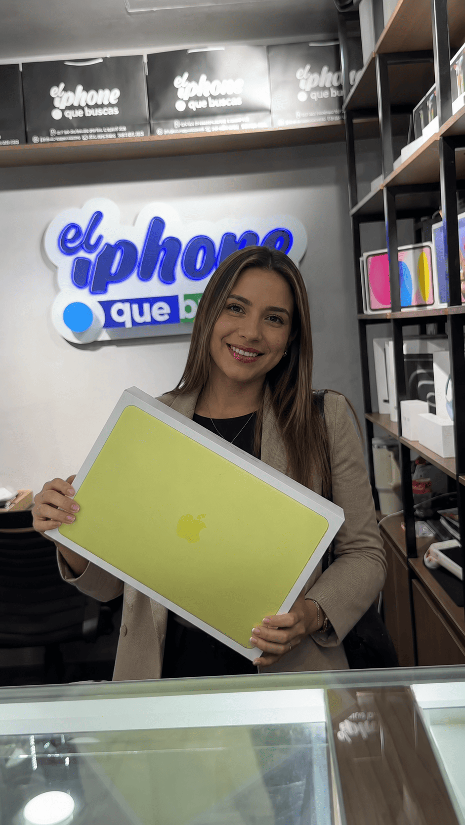 Entrega de iPad a cliente feliz